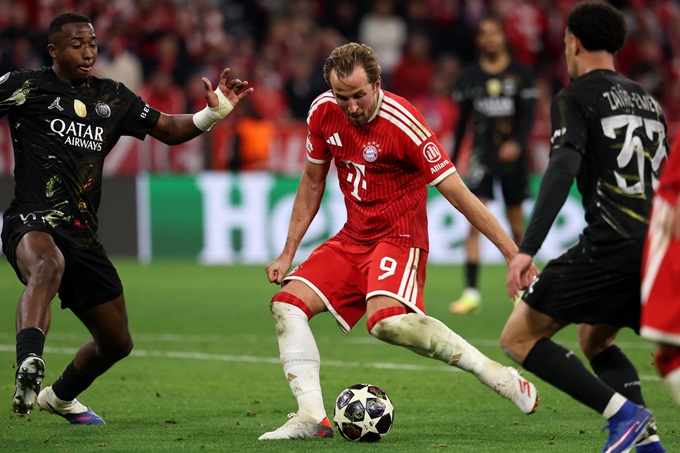 Các cầu thủ PSG vây bắt Harry Kane trong trận bán kết lượt về Champions League