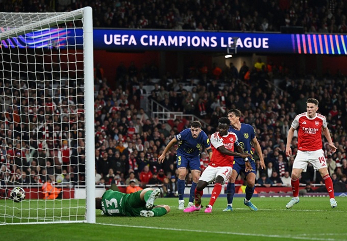 Bukayo Saka ghi bàn duy nhất giúp Arsenal hạ Atletico Madrid (1-0) trong trận bán kết lượt về