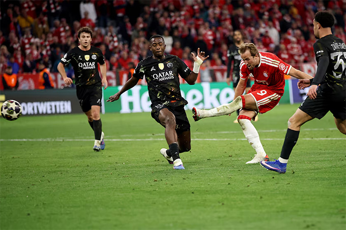 Anh ghi bàn gỡ hòa cho Bayern ở phút 90+4 rạng sáng nay