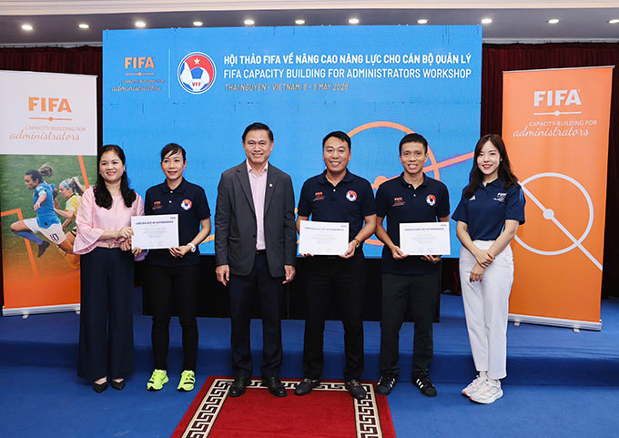 Lãnh đạo VFF và đại diện FIFA trao giấy chứng nhận cho các học viên. Ảnh: Đức Cường