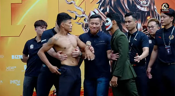 Danh Quốc (phải) và Dindo Camansa đã cần phải can thiệp để không lao vào nhau