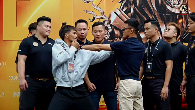 Đỗ Huy Hoàng (phải) vs John Dave Almanza