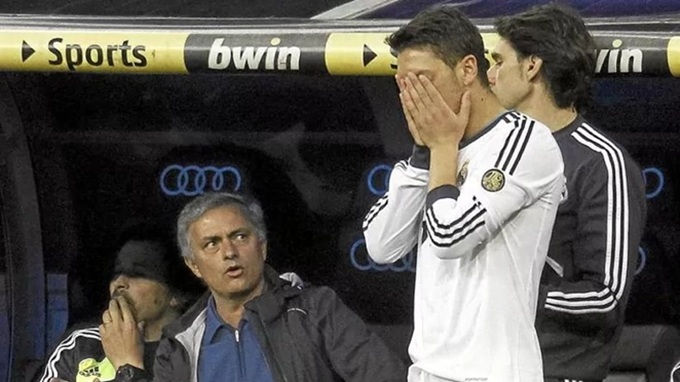 Mourinho và Ozil tồn tại mâu thuẫn nghiêm trọng trong thời gian cả hai ở Real Madrid