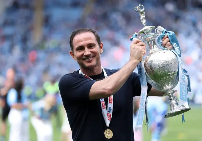 Frank Lampard ăn mừng chức vô địch hạng Nhất Anh và vé thăng hạng Premier League của Coventry City
