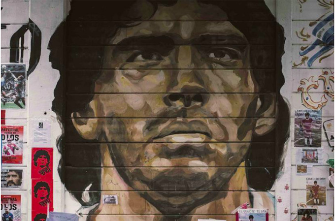 Bức tranh tường tưởng niệm Diego Maradona sau khi ông qua đời năm 2020. Ảnh: Collins/L'Équipe