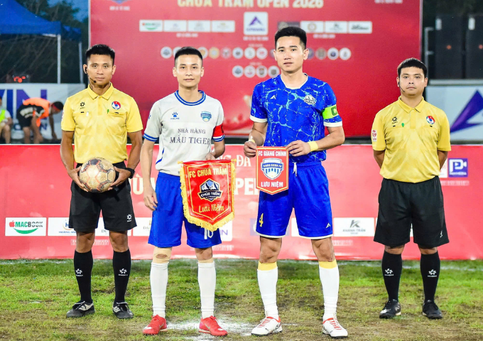 Hai đội trưởng trao cờ lưu niệm - Ảnh: Hữu Đạt