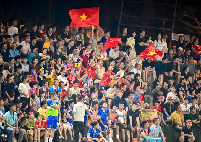 Không khí cổ vũ sôi động trên khán đài - Ảnh: Hữu Đạt