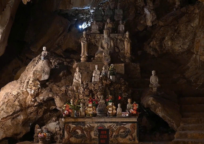 Ban thờ Phật và tượng các vị Phật, tiên, hộ Pháp trong Động Long Tiên-Ảnh: Hữu Đạt