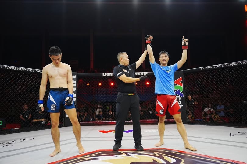 Chiến thắng tính điểm cho Nhật Long (quần đỏ) - học trò của Nguyễn Trần Duy Nhất.