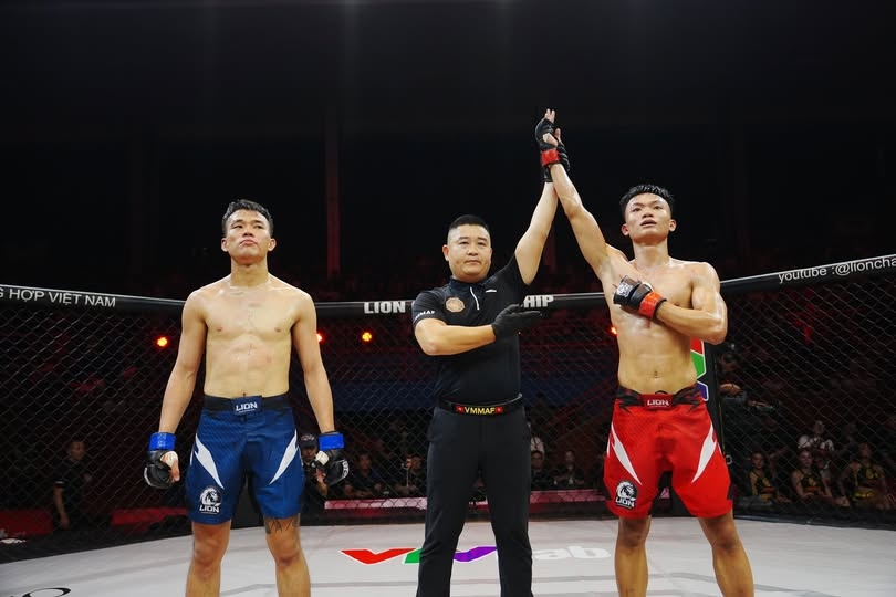 Thế Linh (quần đỏ) thi đấu quá "out trình"
