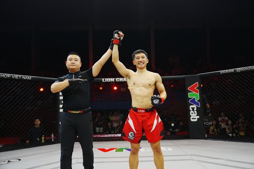"Boy phố" Tiến Đạt giành chiến thắng TKO thuyết phục
