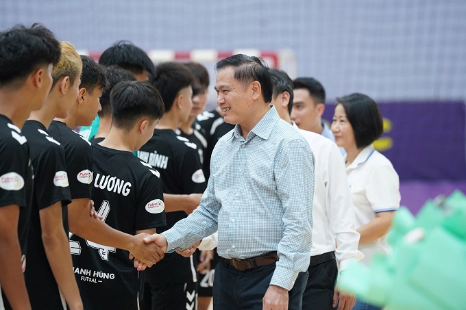 Phó chủ tịch VFF Trần Anh Tú động viên các đội trong lễ khai mạc - Ảnh: Nguyễn Khanh 