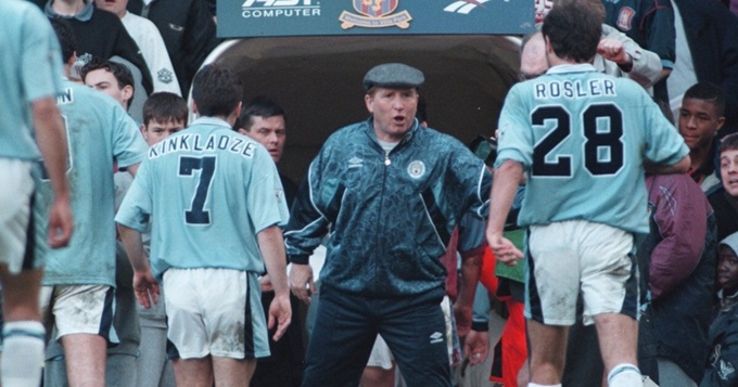 HLV Alan Ball của Man City năm 1996