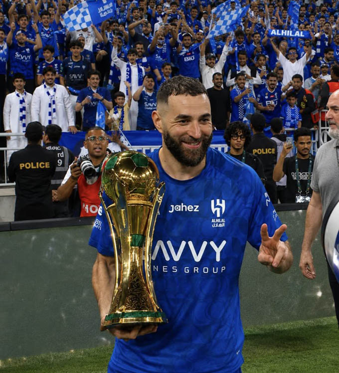 Benzema ăn mừng chiếc cúp vô địch với Al Hilal - Ảnh: @Benzelebronista