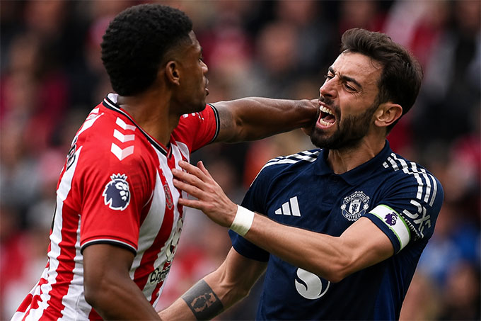  Bruno Fernandes vô cùng tức giận khi bị Nilson Angulo cho "ăn hành" 