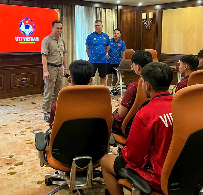 Chủ tịch VFF - Trần Quốc Tuấn động viên U17 Việt Nam - Ảnh: VFF 