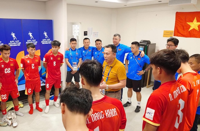 Chủ tịch VFF Trần Quốc Tuấn động viên các cầu thủ U17 Việt Nam. Ảnh: VFF