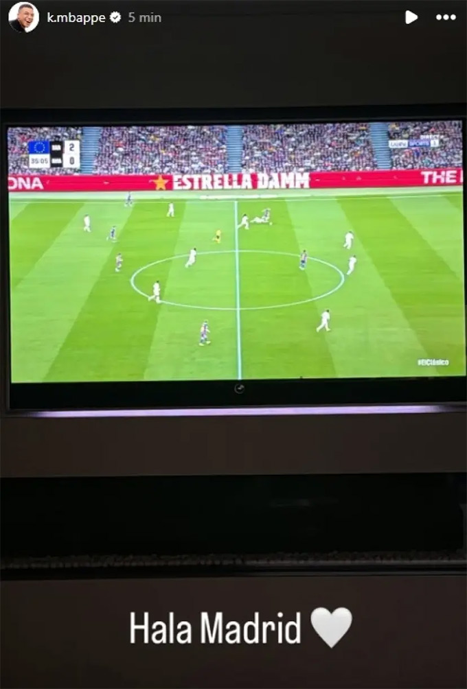 Mbappe ngồi trên khán đài sân Camp Nou chứng kiến đội nhà để thua