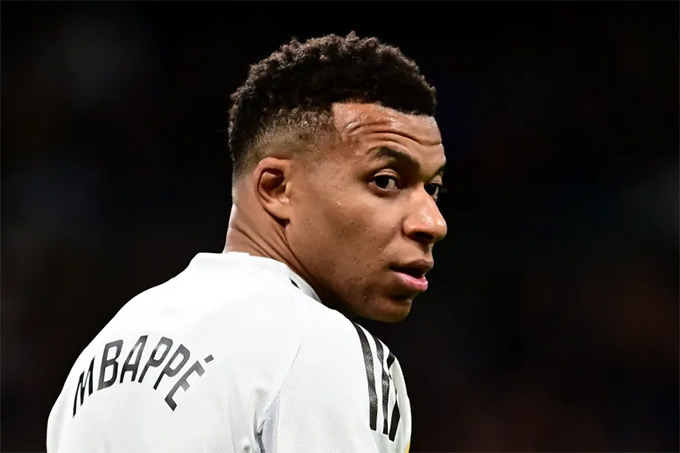 Mbappe chấn thương phải cổ vũ Real Madrid trên khán đài sân Camp Nou