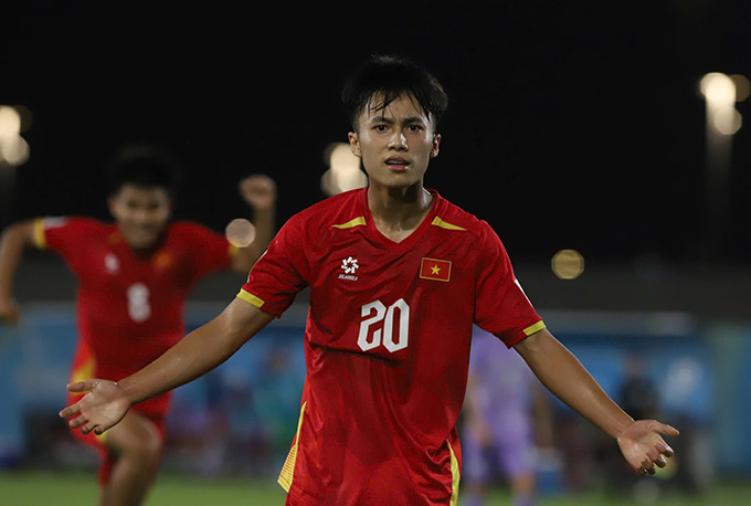 Sỹ Bách đưa U17 Việt Nam vượt lên dẫn trước - Ảnh: VFF 