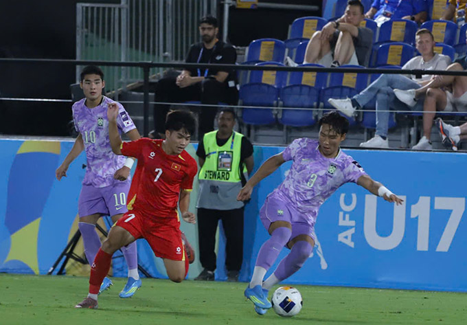 U17 Việt Nam chơi nỗ lực trong hiệp đầu tiên trước U17 Hàn Quốc - Ảnh: VFF 