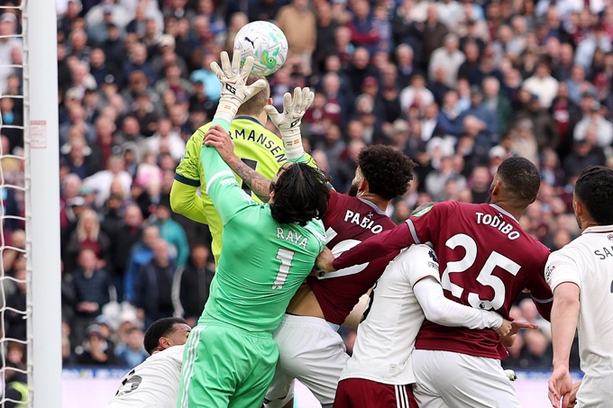 Đây là tình huống Raya bị phạm lỗi trước khi Wilson ghi bàn cho West Ham