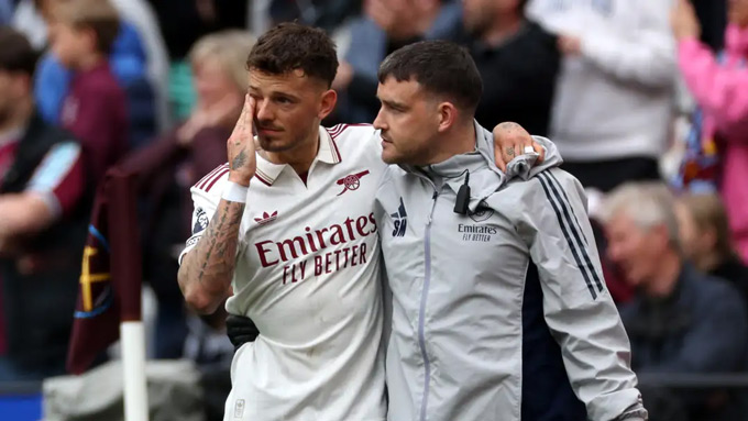 White phải rời sân sớm khiến Arsenal và tuyển Anh lo sốt vó