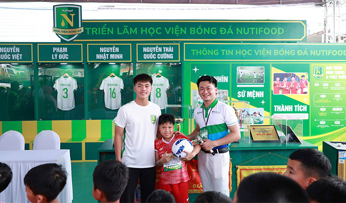 Tiền đạo U23 Việt Nam - Nguyễn Quốc Việt đến giao lưu, động viên lứa đàn em trong ngày Hội bóng đá nhí 2026 