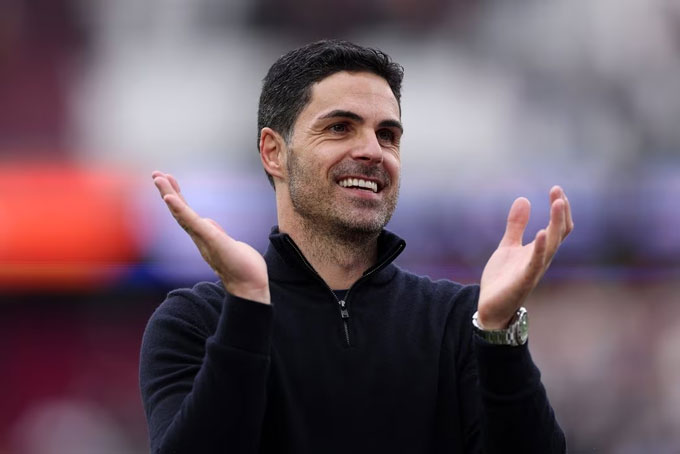 Arteta chúc mừng các trọng tài đã dũng cảm từ chối bàn thắng của Wets Ham - Ảnh: Arsenal.com
