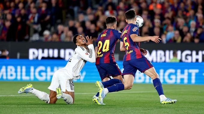 Đội bóng của HLV Alvaro Arbeloa vừa thua 0-2 ở El Clasico trên sân Barca
