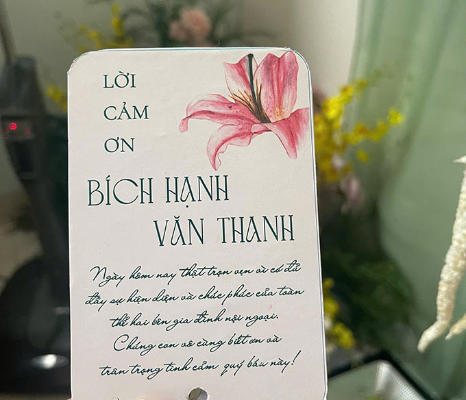 Lời cảm ơn được cô dâu, chú rể chu đáo gửi tặng tới từng khách mời tham dự tiệc cưới. Hành động nhỏ của cặp đôi nhận được nhiều lời khen của khách mời và người hâm mộ.
