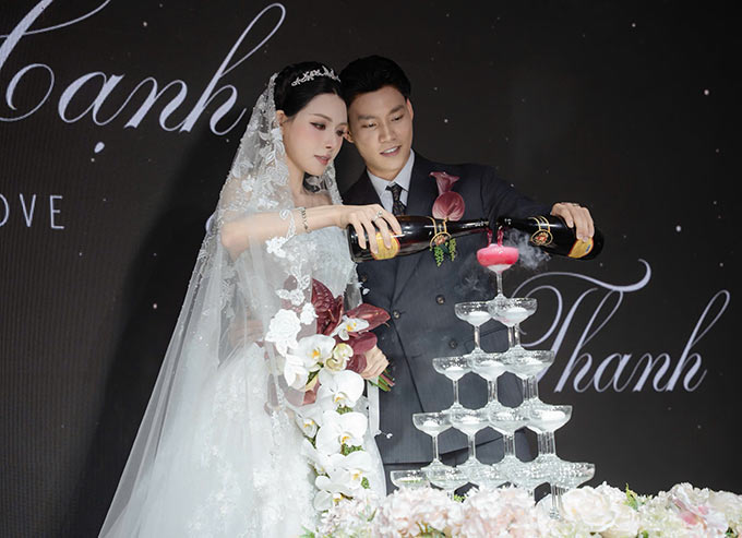 Khoảnh khắc trang trọng của cặp đôi, chú rể Văn Thanh cùng cô dâu Bích Hạnh thực hiện nghi thức gắn kết.