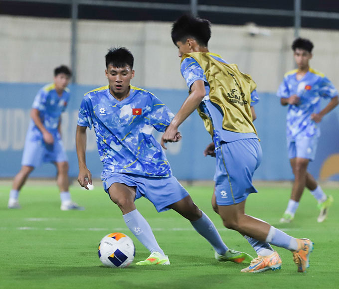 Các cầu thủ U17 Việt Nam tập trung rèn luyện trước trận đấu với U17 UAE - Ảnh: VFF 