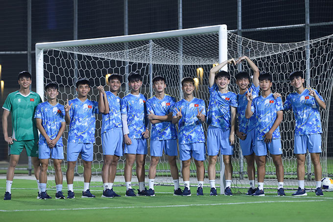 Những cầu thủ đá chính của U17 Việt Nam tập thả lỏng - Ảnh: VFF 