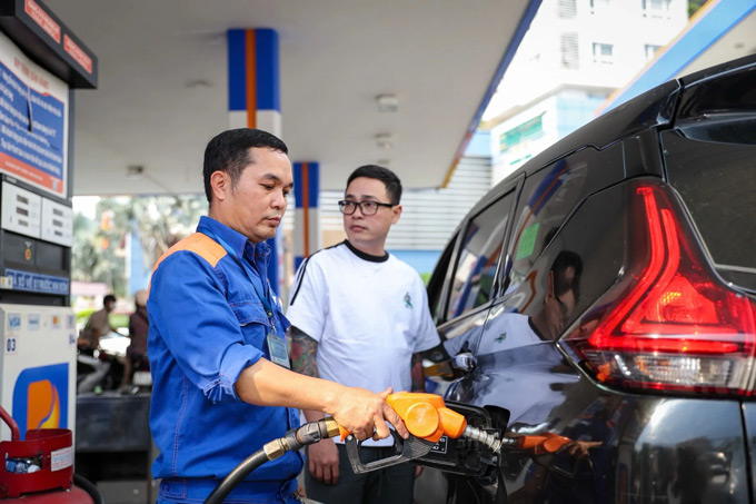 Giá xăng dầu trong nước chờ điều chỉnh
