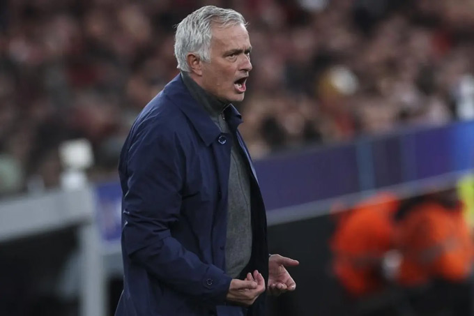 Real Madrid càng khủng hoảng, Mourinho càng trở nên phù hợp