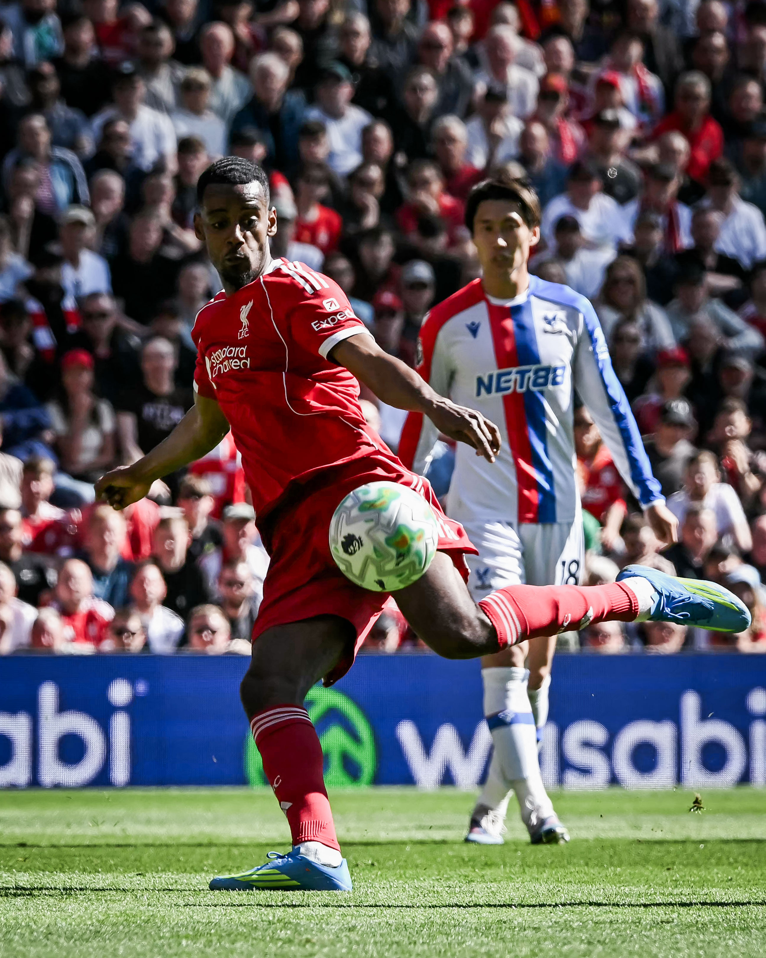 Isak đang làm Liverpool phí tiền? - Ảnh: @brfootball