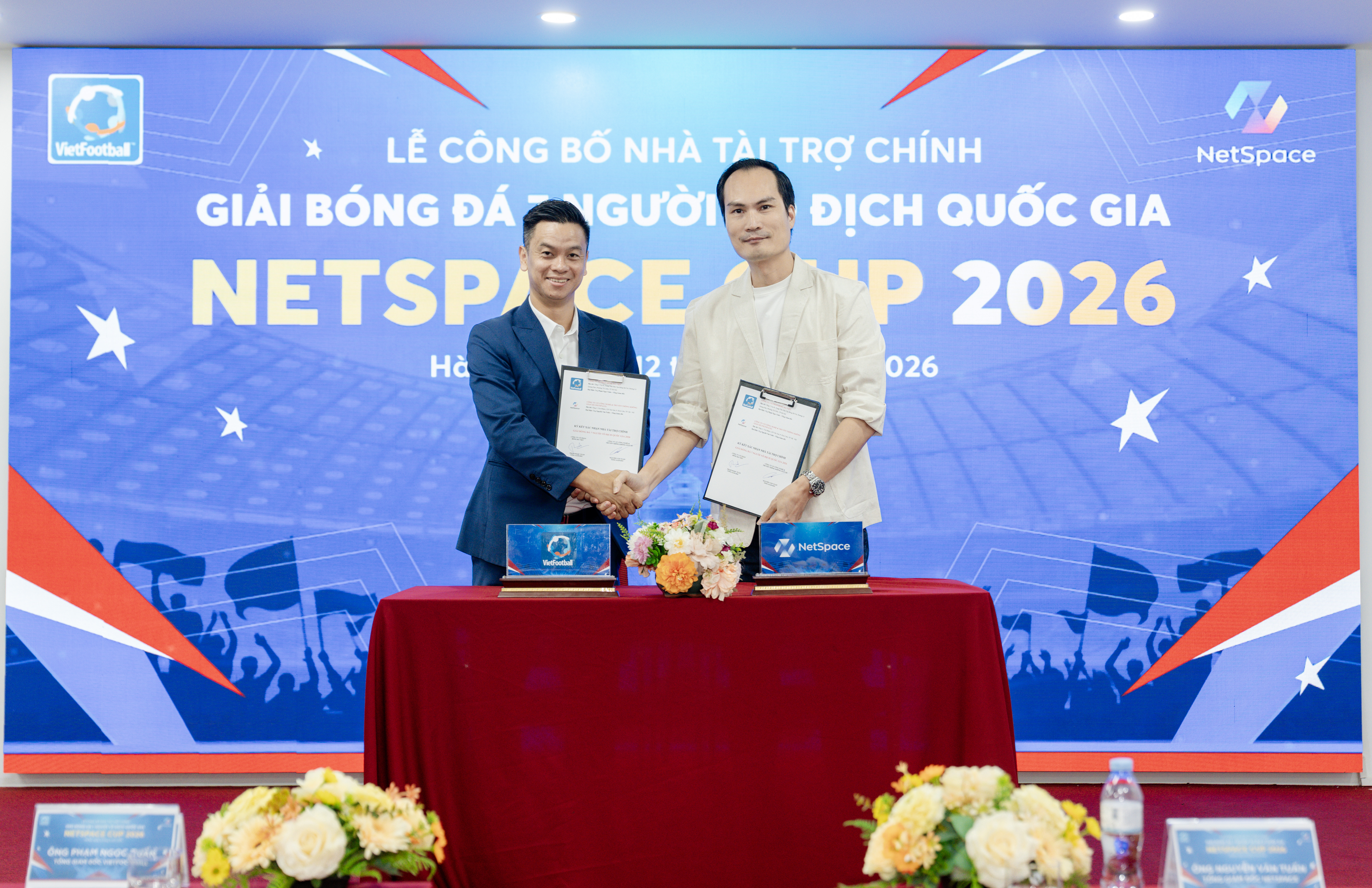 Ông Phạm Ngọc Tuấn - Tổng Giám đốc VietFootball và ông Nguyễn Văn Tuấn - Tổng giám đốc Công ty Cổ phần Công nghệ & Truyền thông Không gian số (NetSpace) ký vào biên bản hợp tác.