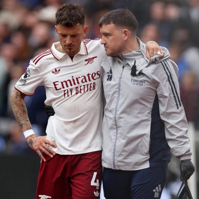 White chấn thương làm ảnh hưởng cả Arsenal và ĐT Anh - Ảnh: @Footballtweet