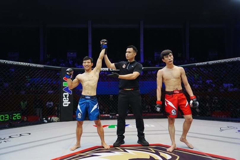 Nguyễn Hữu Nghĩa thắng Nguyễn Văn Thanh bằng khóa siết hiệp 1 ở LC30