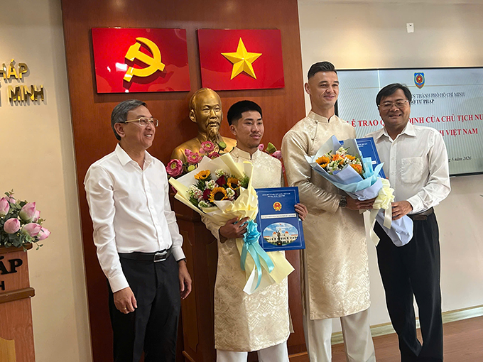 Lê Giang Patrick và Ngô Đăng Khoa nhận quyết định công nhận quốc tịch Việt Nam. Ảnh: Phan Hồng 