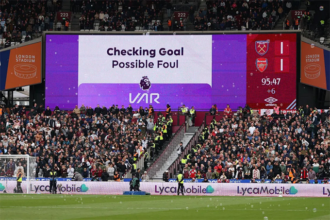 FIFA muốn các trọng tài quyết đoán hơn trước khi phải check VAR sau tình huống có bàn thắng