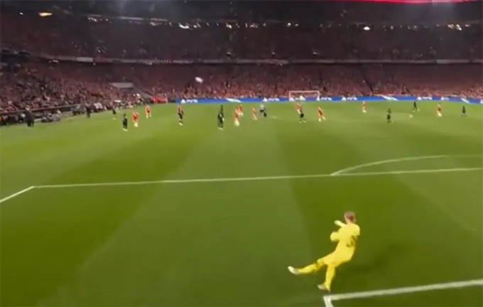 Matvey Safanov được giao nhiệm vụ đá bóng ra ngoài sân từ những cú phát bóng của khung thành Bayern Munich để vô hiệu hóa Michael Olise. Ảnh: TNT