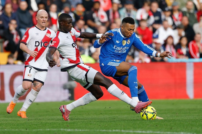 Tình huống Kylian Mbappe bị phạm lỗi ở trận hòa 0-0 với Vallecano tại vòng 12