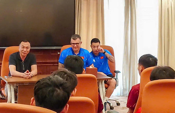 Chủ tịch VFF Trần Quốc Tuấn gặp mặt động viên U17 Việt Nam