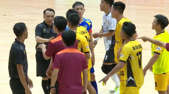 Tranh cãi của cầu thủ Sài Gòn Titans khi trọng tài không công nhận bàn thắng