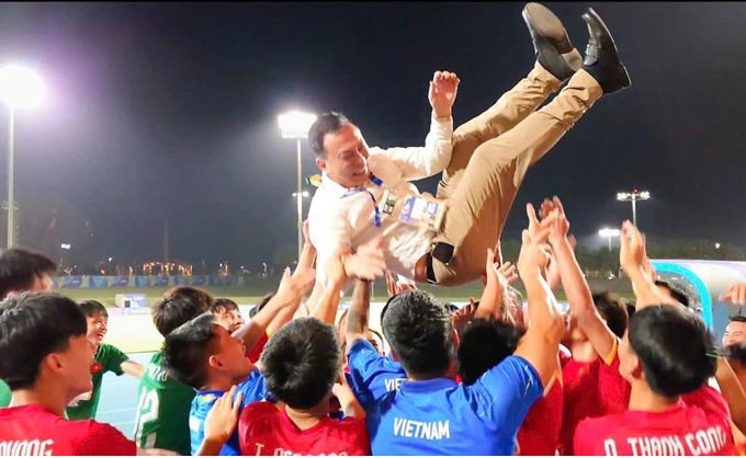 Chủ tịch VFF Trần Quốc Tuấn được các thành viên U17 Việt Nam công kênh ăn mừng