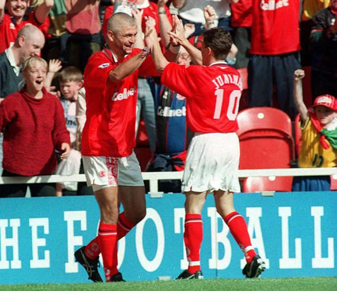 Ravanelli ăn mừng bàn thắng với Juninho (số 10) trong màu áo Boro