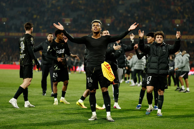 Các cầu thủ PSG ăn mừng sau khi hạ Lens 2-0 để vô địch Ligue 1 2025/26