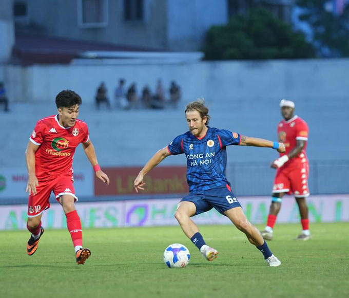 Mức chi phí thấp ở Việt Nam cũng là điều giúp Mauk quyết định chọn V.League